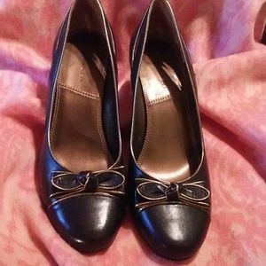 9M Brown Leather and gold trim. Tahari. Block heel